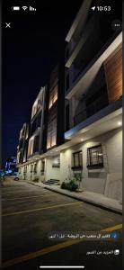 Hotel Apartment -7- L'Avner Al Moteab في الرياض: صف من المباني في شارع المدينة ليلاً