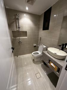 Hotel Apartment -7- L'Avner Al Moteab في الرياض: حمام به مرحاض أبيض ومغسلة