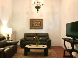 salon z kanapą i stołem w obiekcie La Almedina: Palacio de Foronda w mieście Cazorla
