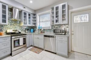 Η κουζίνα ή μικρή κουζίνα στο Trendy Baltimore Townhome 2 Mi to Downtown!