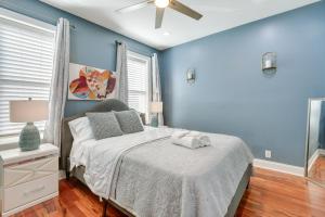 Schlafzimmer mit einem Bett mit blauen Wänden und einer Decke in der Unterkunft Trendy Baltimore Townhome 2 Mi to Downtown! in Baltimore