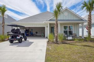 Highland ViewにあるPort St Joe Escape with Golf Cart and Pool Accessの家の前に停められたゴルフカート