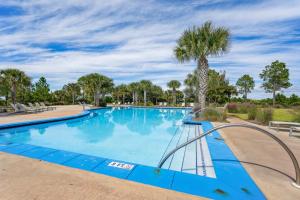 Highland ViewにあるPort St Joe Escape with Golf Cart and Pool Accessのヤシの木を背景にした大型スイミングプール