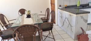 uma sala de jantar com uma mesa e cadeiras numa cozinha em Atlantic Village próximo a praia do Cumbuco em Caucaia