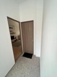 an empty room with a door and a hallway at Compact House in Cluj-Napoca