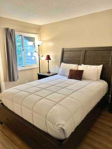 1 cama blanca grande en un dormitorio con ventana en SKI in SKI OUT at Bretton Woods. 1Gigi WIFI, Views en Bretton Woods