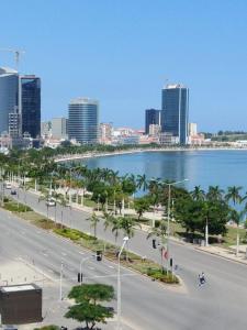uma vista para uma cidade com uma rua e a água em A vista perfeita em Luanda