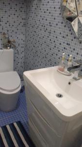 A vista perfeita في لواندا: حمام مع حوض أبيض ومرحاض