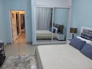 a bedroom with a large bed and a mirror at A vista perfeita in Luanda