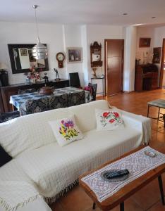 sala de estar con sofá blanco y mesa en Apartamento rural "LA MUELA", en Villahermosa del Río