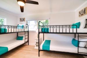 フォートマイヤーズにあるWaterfront Fort Myers Home Private Pool and Dockのベッドルーム1室(二段ベッド2台、シーリングファン付) +28枚の写真
