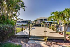 フォートマイヤーズにあるWaterfront Fort Myers Home Private Pool and Dockの木道