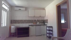 Kuchyň nebo kuchyňský kout v ubytování Apartments Rogoznica