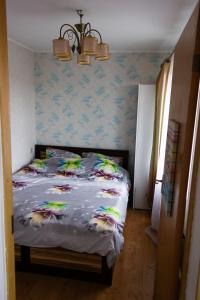 Un dormitorio con una cama con pájaros. en Nikodema, en Krāslava