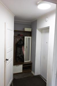 Zimmer mit einem Spiegel und einem Schrank mit einer Tür in der Unterkunft Nikodema in Krāslava