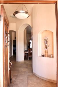 un corridoio con tavolo e vaso con fiori di Southwestern Comfort Stay 2B a Las Cruces