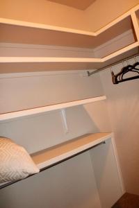 Palanda nebo palandy na pokoji v ubytování Southwestern Comfort Stay 2B
