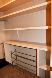 Palanda nebo palandy na pokoji v ubytování Southwestern Comfort Stay 2B