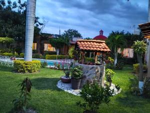 um jardim com um gazebo e uma piscina em Quinta Villamarin em Chiconcuac