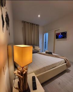 ein Schlafzimmer mit einem Bett und einer Lampe auf einem Tisch in der Unterkunft San Siro Suite fiera in Mailand
