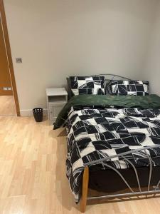 a bed with black and white pillows in a bedroom at Lavish apartment in Ldn bridge in London