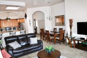 uma sala de estar com um sofá de couro e uma mesa em Beautiful and Comfortable Southwestern Home 1 em Las Cruces