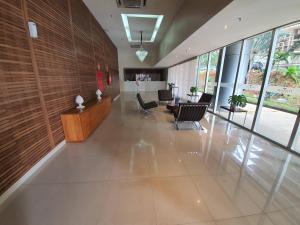 um átrio de escritório com uma recepção e cadeiras em Fusion Express By Rei dos Flats em Brasília