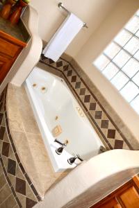 uma banheira na casa de banho com um lavatório em Beautiful and Comfortable Southwestern Home 1 em Las Cruces