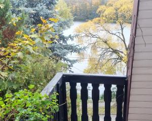 d'un balcon avec vue sur la rivière. dans l'établissement SKOLIMÓWKA, à Chmielno