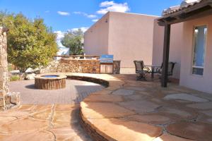 um pátio com uma mesa e cadeiras e um edifício em Beautiful and Comfortable Southwestern Home 1 em Las Cruces