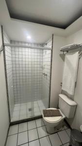 ヴィトーリアにあるPraia do Canto Apart Hotel quarto sala e varanda andar altoのバスルーム(シャワー、トイレ付)