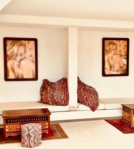 uma sala de estar com almofadas, um sofá e mesas em Villa Hirondelles 35 em Cavalaire-sur-Mer