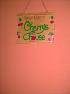 una señal que lee Cherriesuce colgando de una pared en Cherry's house, en Celleno