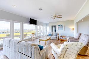 uma sala de estar com dois sofás e uma televisão em Living Water Estate em Atlantic Beach