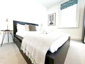 Un dormitorio con una cama grande y una ventana en 2 Bedroom Apartment-Oxford Street-Central London, en Londres