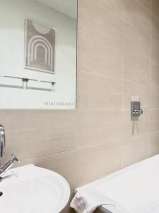 y baño con aseo blanco y lavamanos. en 2 Bedroom Apartment-Oxford Street-Central London, en Londres