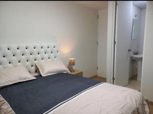 Ένα ή περισσότερα κρεβάτια σε δωμάτιο στο lindo departamento Frente al mar