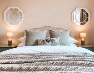 1 dormitorio con 1 cama con 2 espejos en la pared en Ty Crindau by Solace Stays (Pool Table) en Newport