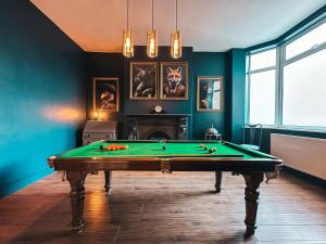 uma sala de bilhar com uma mesa de bilhar verde em Ty Crindau by Solace Stays (Pool Table) em Newport