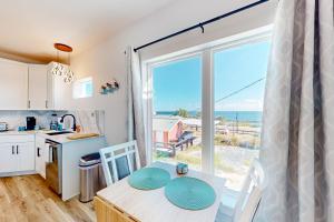 una cucina con tavolo e vista sull'oceano di Couple's Getaway, 2nd floor ocean view suite w/ beautiful sunrises, patio, AC a Flagler Beach