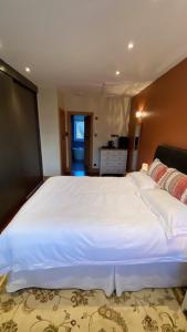 a bedroom with a large white bed in a room at Stunning double bedroom Greenwich London in London