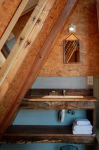 uma casa de banho com um lavatório debaixo de um telhado em Sítio CRIA - Hospedagem Sustentável & Experiências Rurais em Três Coroas