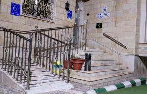 un conjunto de escaleras en un edificio con algunas plantas en Al Khaleej Tourist INN - Al Taif, Al Hada en Al Hada