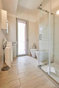 a bathroom with a shower and a tub and a sink at New Twin Flat 1 - Vicino San Siro Stadium e New Palace in Milan