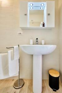 a bathroom with a white sink and a mirror at New Twin Flat 1 - Vicino San Siro Stadium e New Palace in Milan