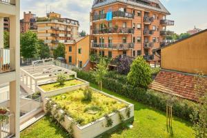 an apartment with a garden on the roof of a building at New Twin Flat 1 - Vicino San Siro Stadium e New Palace in Milan