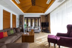 Posezení v ubytování Dasiri Lakefront Villa