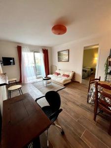 - un salon avec un canapé et une table dans l'établissement Agréable T2 cosy - centre-ville, à Perpignan