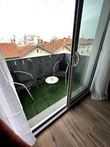 d'un balcon avec une terrasse dotée d'une table et de chaises. dans l'établissement Agréable T2 cosy - centre-ville, à Perpignan