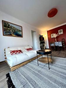 - un salon avec un canapé blanc et une table dans l'établissement Agréable T2 cosy - centre-ville, à Perpignan